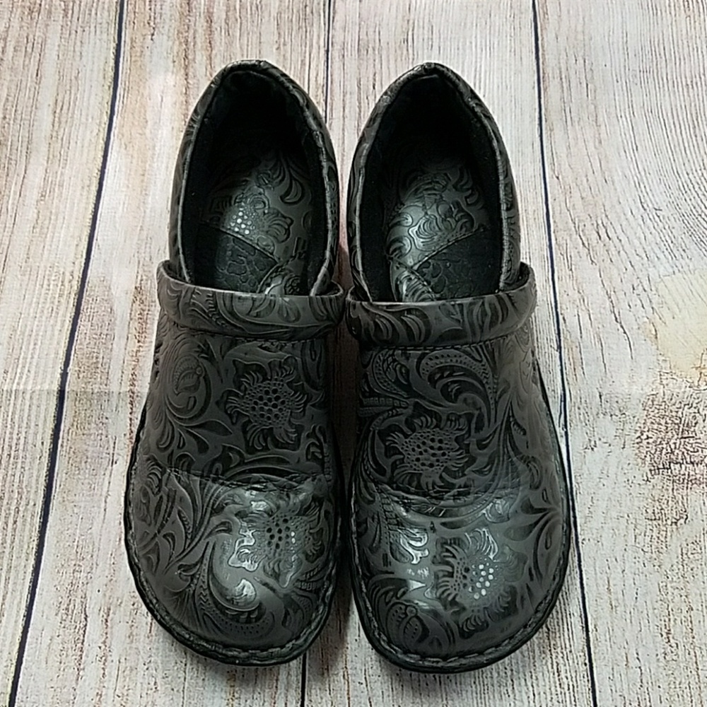 b.o.c. | Grey Embossed Clogs